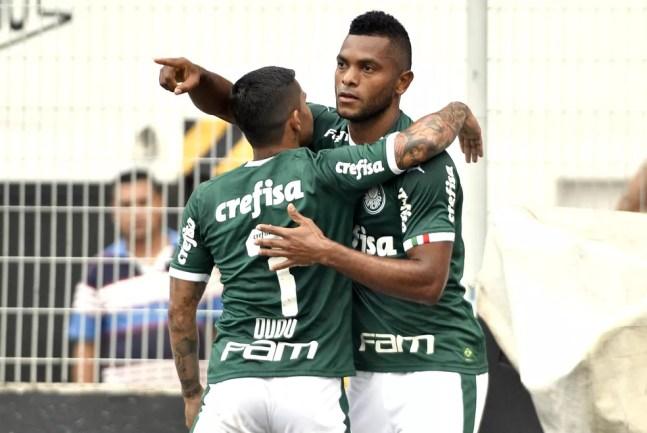 Borja abraça Dudu durante partida do Palmeiras — Foto: Marcos Ribolli