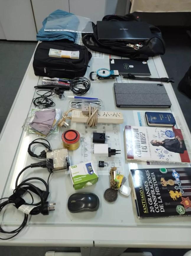 Funcionário da CPTM devolve mochila perdida a turista argentino com equipamentos e dinheiro que valiam mais de R$ 47 mil — Foto: Divulgação/CPTM