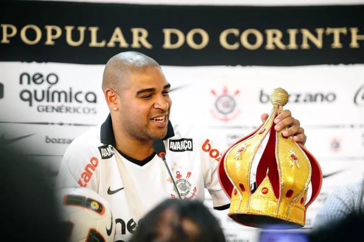 Adriano recebeu coroa de imperador em chegada ao Corinthians — Foto: Marcos Ribolli