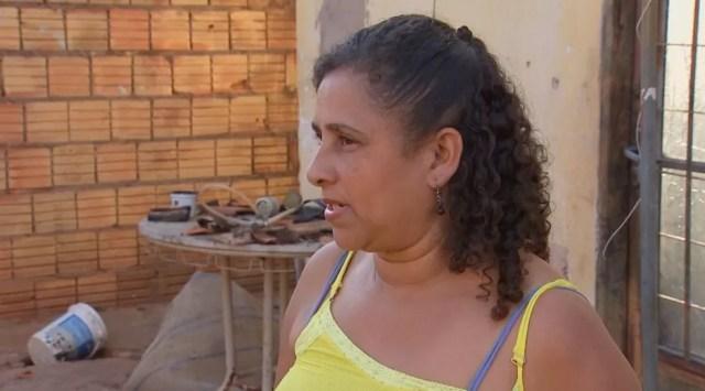 Isaura Ferreira estava na casa com os filhos e a nora e viu sua casa ser destruída pelas chamas em 15 minutos (Foto: TV TEM / Reprodução )