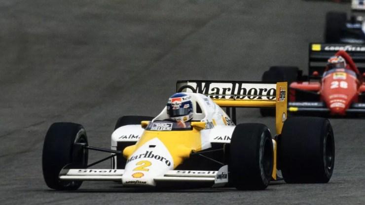 Keke Rosberg com a McLaren com detalhes em amarelo no GP de Portugal de 1986, no Estoril — Foto: Reprodução/Twitter