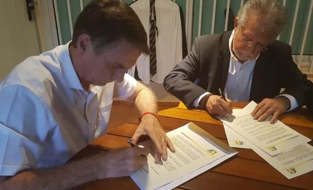 Jair Bolsonaro assina termo de compromisso com Associação Brasileira de Imprensa (ABI) em favor da liberdade de expressão e de imprensa — Foto: ABI divulgação