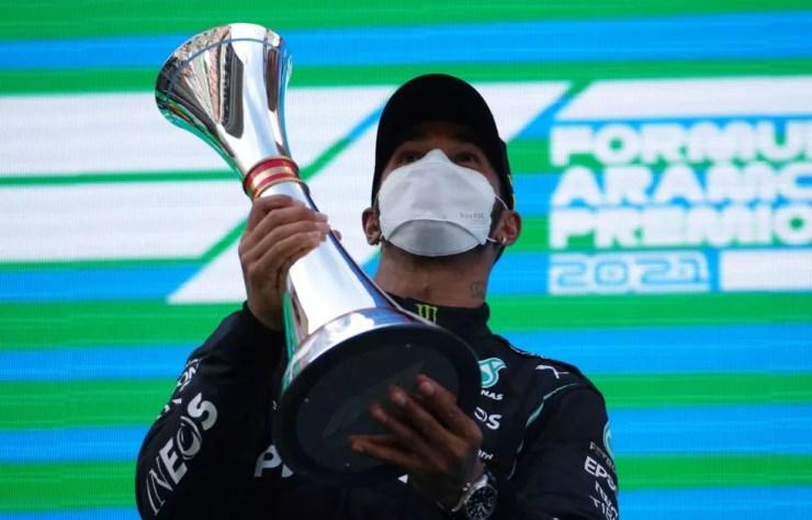 Hamilton com o troféu de vencedor do GP da Espanha, último triunfo da Mercedes em 2021 — Foto: Emilio Morenatti - Pool/Getty Images