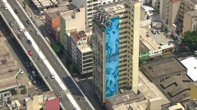 Grafite do artista Zezão no Minhocão, na região Central de São Paulo — Foto: Reprodução/TV Globo
