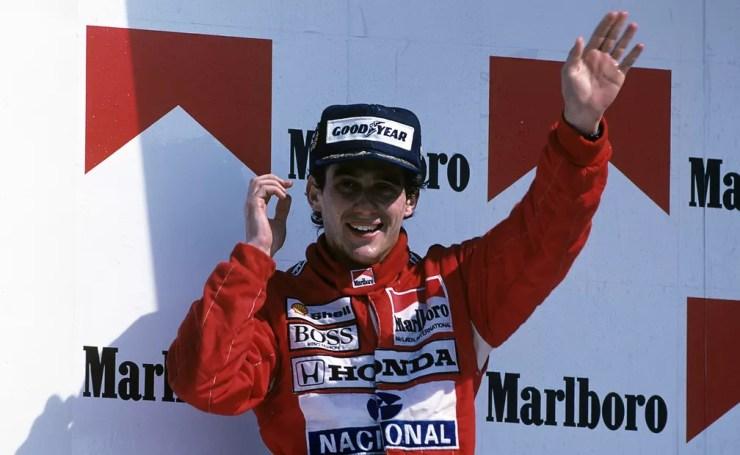 Na McLaren, Ayrton Senna comemora a vitória no pódio do GP do México de 1989 — Foto: Paul-Henri Cahier/Getty Images