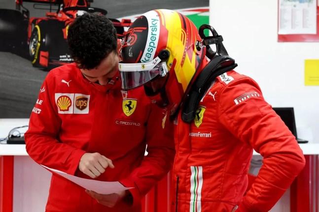 Carlos Sainz Jr. conversa com engenheiro nos boxes da Ferrari — Foto: Divulgação
