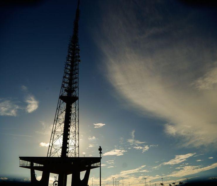 A Torre de TV de Brasília é uma torre de transmissão radiofônica e televisiva construída em Brasília e inaugurada em 1967 com 224 metros de altura.