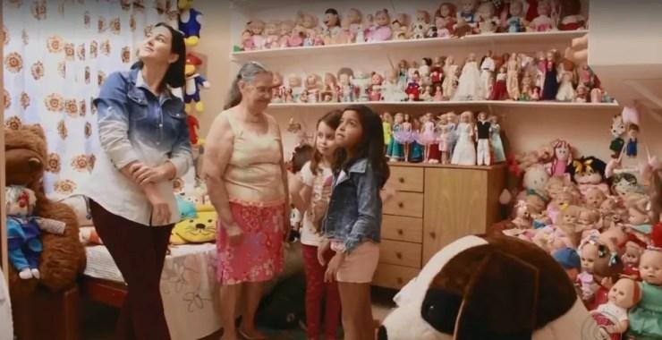 Vizinhos e amigos podem ir visitar a casa com mais de 400 bonecas (Foto: Reprodução/TV TEM)