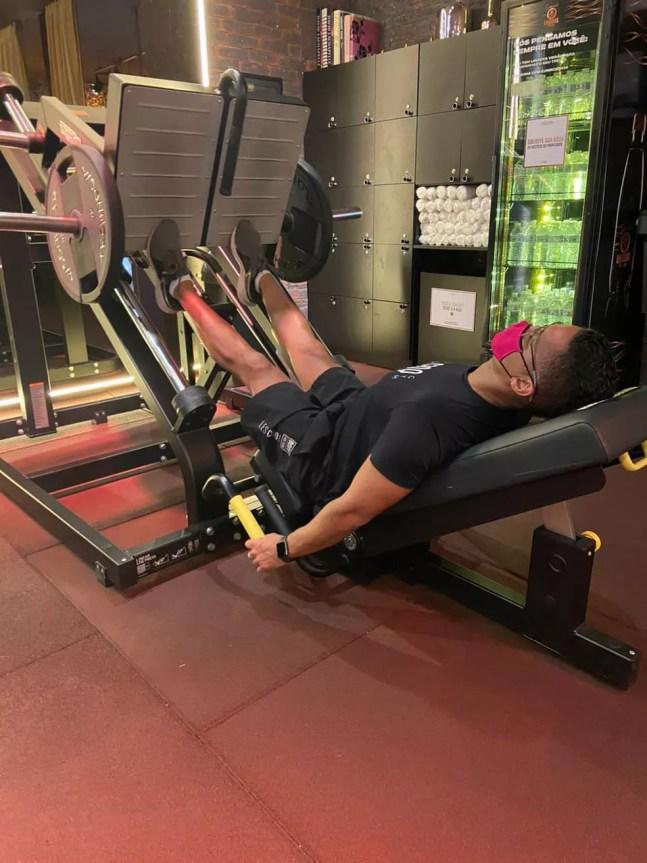 Você pode solicitar a ajuda do seu personal trainer para executar a elevação de panturrilha no leg press. — Foto: Divulgação/ Les Cinq Gym