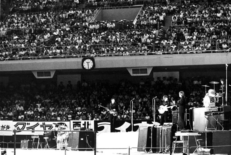 Beatles tocam no Budokan em 1966 — Foto: Getty Images