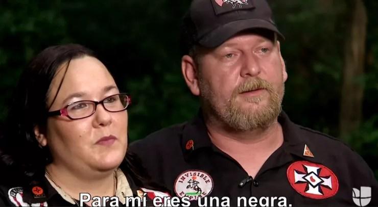 O líder da Ku Klux Klan Chris Barker e sua mulher, Amanda, durante entrevista à jornalista colombiana Ilia Calderón (Foto: Reprodução/Univision)