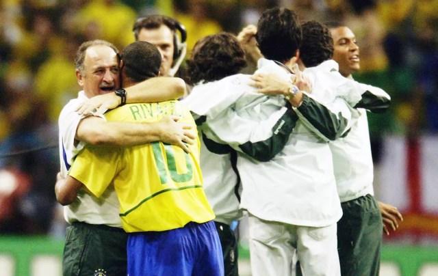 Luiz felipe scolari abraça Rivaldo na comemoração do título mundial de 2002 — Foto: Getty Images
