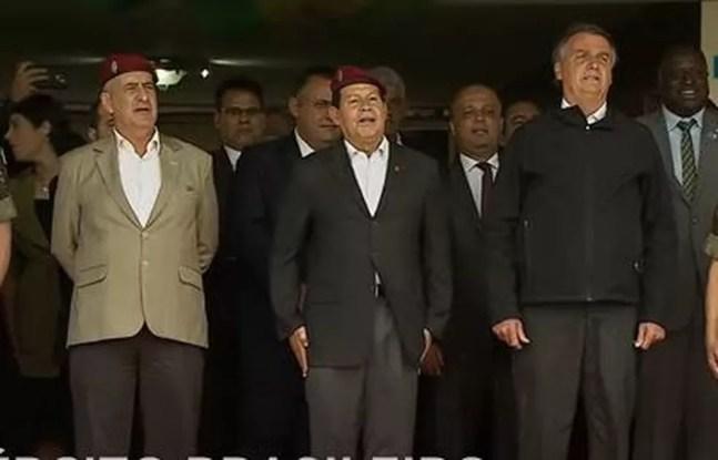 O presidente Bolsonaro e o vice Mourão cantando o hino da Brigada — Foto: Reprodução/Redes sociais