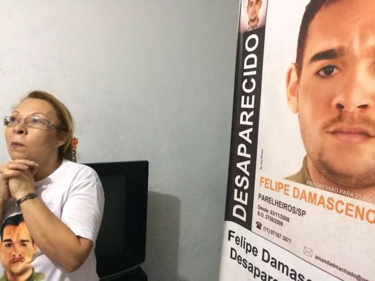 Lucineide e o cartaz de busca por seu filho, Felipe (Foto: Cíntia Acayaba/G1)