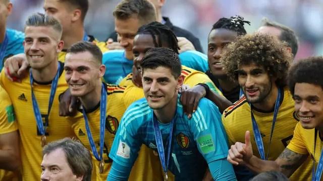 Courtois celebra com companheiros da Bélgica o terceiro lugar na Copa do Mundo