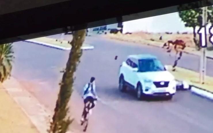 Vídeo mostra carro atropelando adolescente que estava em bicicleta (Foto: Divulgação)