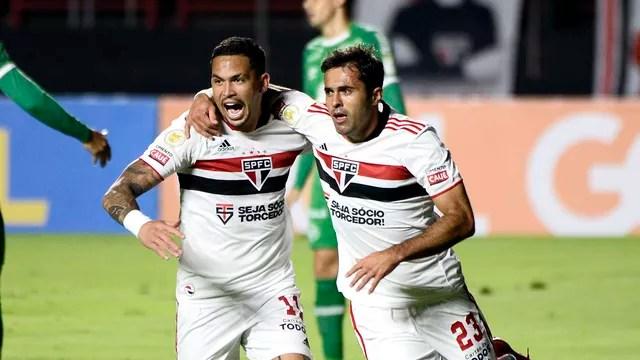 Luciano e Eder comemoram gol do São Paulo contra a Chapecoense