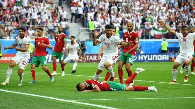 Aziz Bouhaddouz se lamenta muito após gol contra que determinou derrota para o Irã