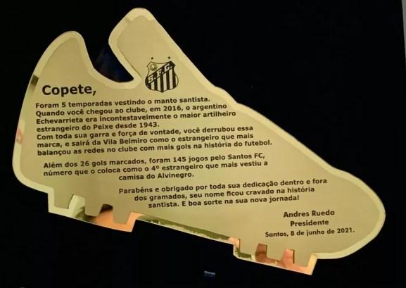 Placa recebida por Copete no Santos — Foto: Ivan Storti/Santos FC