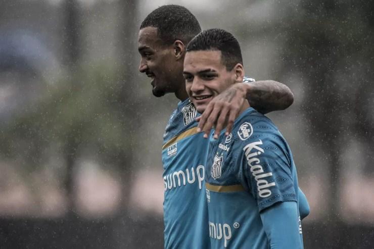 Luiz Felipe e Kaiky durante treino do Santos no CT Rei Pelé — Foto: Ivan Storti/Santos FC
