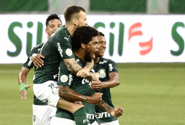 Luiz Adriano comemora o gol anotado na vitória do Palmeiras sobre o Bragantino — Foto: Marcos Ribolli