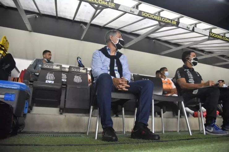 Ariel Holan na partida entre Santos e Botafogo-SP — Foto: Ivan Storti/Santos FC