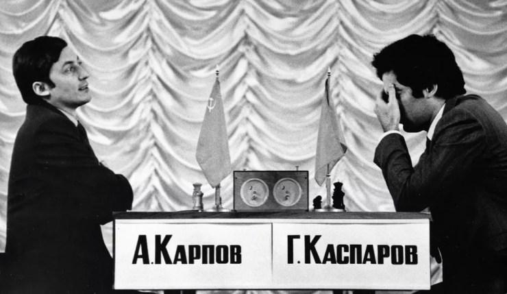 Anatoly Karpov (esq) perdeu 10kg no Mundial de Xadrez de 1984; na foto ele joga contra Garry Kasparov — Foto: Sputnik via AFP