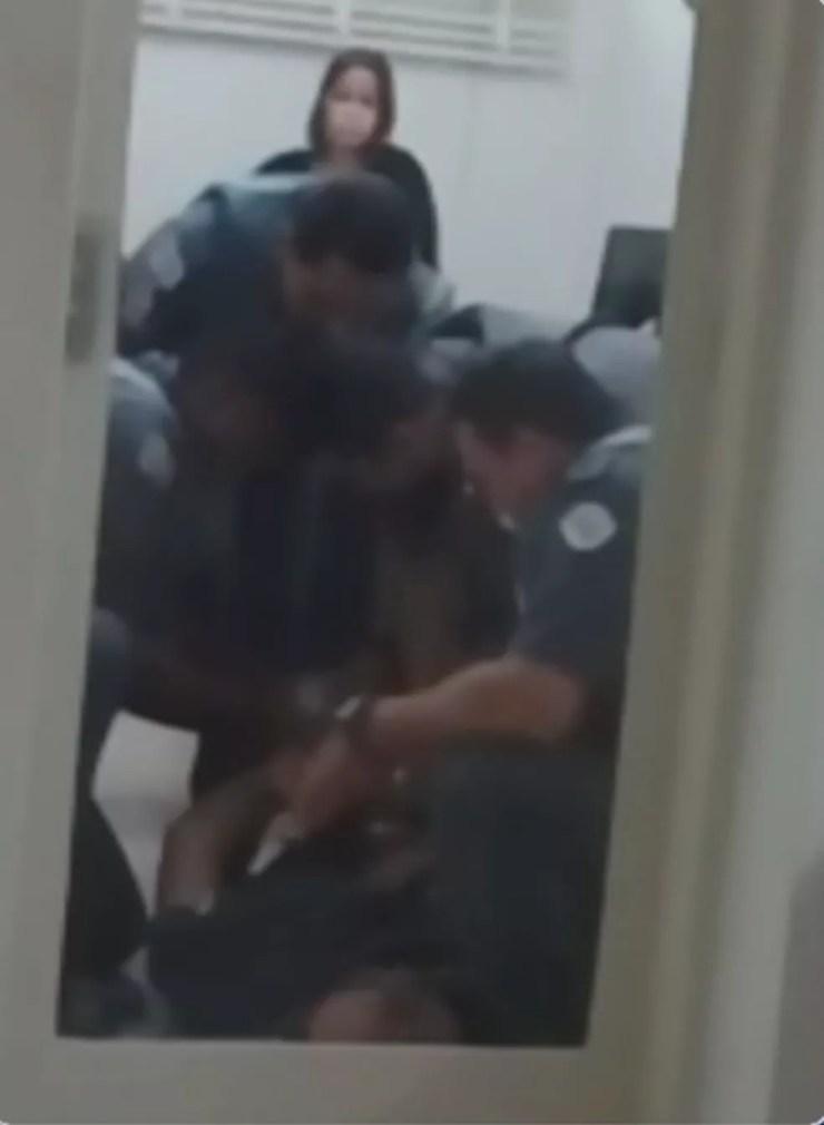 Homem é detido por policiais (Foto: Reginaldo Pereira Alto)