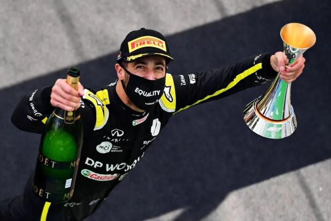 Daniel Ricciardo no pódio do GP de Eifel de 2020 — Foto: Mario Renzi - Formula 1/Formula 1 via Getty Images