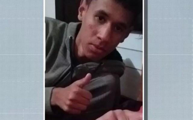Daniel Mendes dos Santos, 19 anos, foi baleado e está preso após abordagem da Polícia Militar — Foto: Reprodução/TV Globo