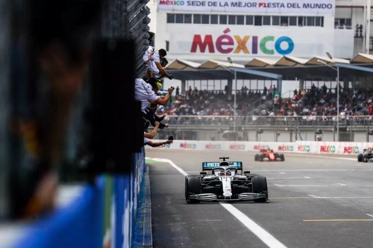 Lewis Hamilton cruza a linha de chegada para vencer GP do México em 2019 — Foto: Divulgação