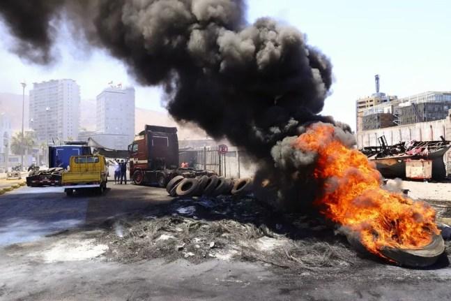 Imagem de bloqueio de caminhoneiros no Chile, em 13 de fevereiro de 2022 — Foto: Ignacio Munoz / AFP