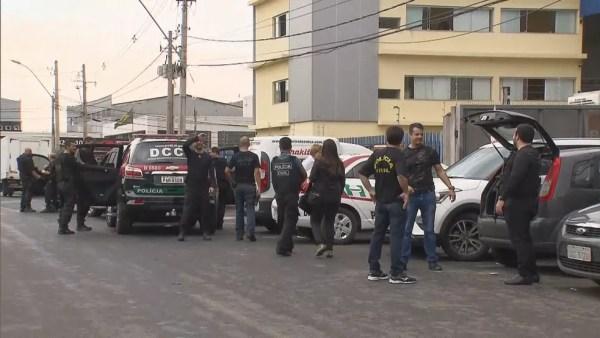 Policiais civis chegam a Brasília com apreensões da operação Torre de Babel — Foto: TV Globo/Reprodução