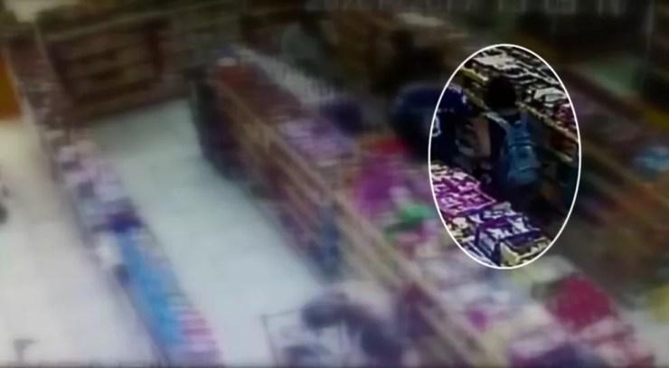 Dupla usa mochila da loja para esconder produtos (Foto: Reprodução/EPTV)