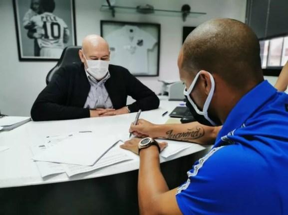 Carlos Sánchez assina novo contrato com o Santos — Foto: Divulgação/Santos