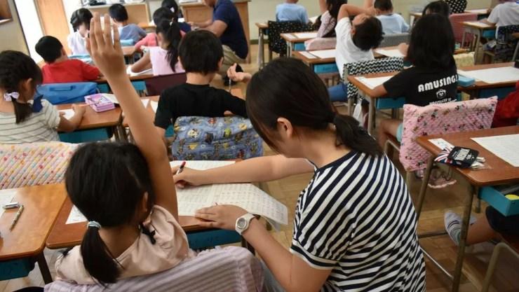 Novas reformas da educação no Japão incluem valorizar a aprendizagem ativa, onde o aluno é protagonista e o professor, mediador — Foto: Fatima Kamata/BBC News Brasil