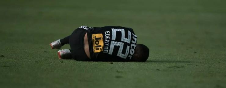Everton caído no gramado — Foto: Pedro Vale/Agif/Estadão Conteúdo
