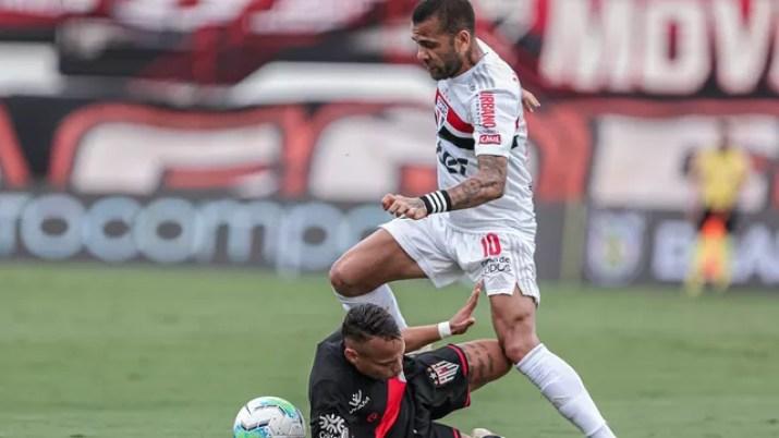 Janderson tenta marcar Daniel Alves em Atlético-GO x São Paulo