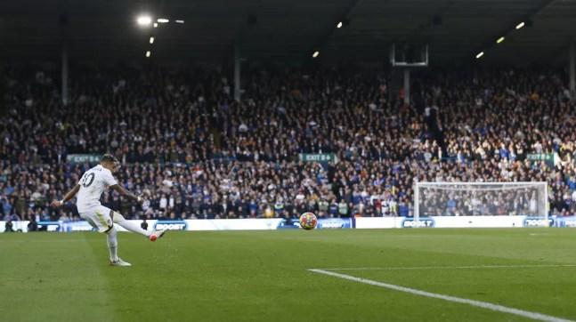 Raphinha bate falta e abre o placar para o Leeds diante do Leicester — Foto: REUTERS