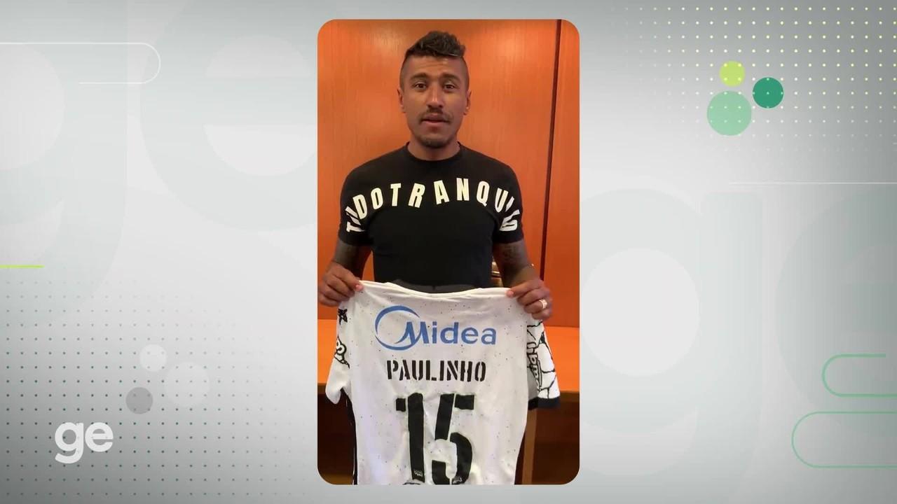 Paulinho mostra camisa que vai usar no Corinthians