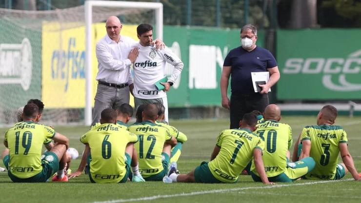 Maurício Galiotte e Abel Ferreira em conversa com o elenco do Palmeiras — Foto: Cesar Greco / Ag. Palmeiras