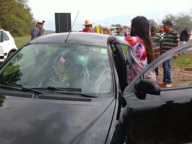 Para-brisa de um carro foi quebrado (Foto: Simone Dias/TV TEM)