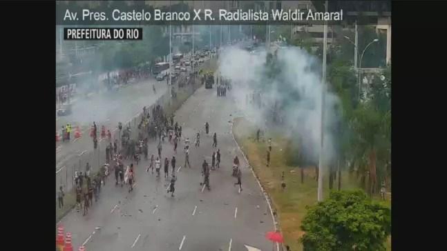 Polícia dispersa aglomeração do lado de fora do Maracanã neste domingo (21) — Foto: Reprodução / Globo News