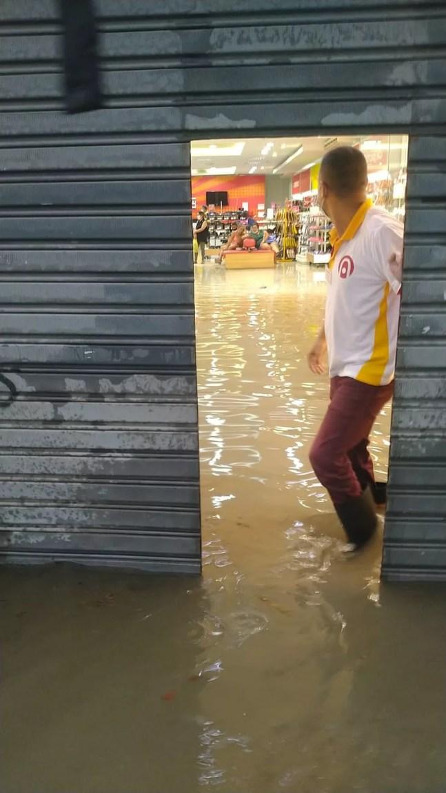 Loja é invadida pela água na região do Calçadão — Foto: Arquivo pessoal