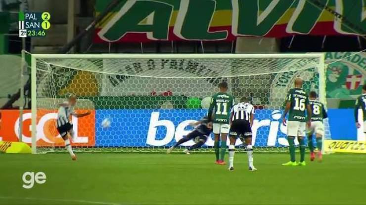 Aos 23 min do 2º tempo - gol de pênalti de Carlos Sánchez do Santos contra o Palmeiras