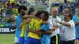<p>
	&Eacute;rika faz o lan&ccedil;amento da defesa, Raquel ajeita o corpo e toca de primeira, com muita cateogria, para encobrir a goleira Williams e fazer gola&ccedil;o para virar o jogo, com direito a comemora&ccedil;&atilde;o inusitada.</p>
