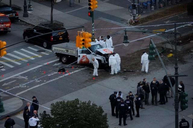 Policiais trabalham em local em que houve um tiroteio nesta terça-feira (31) em Nova York (Foto: Andrew Kelly/Reuters)