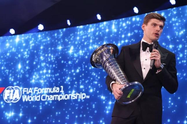 Max Verstappen recebeu troféu de campeão mundial da F1 em 2021 — Foto: FIA