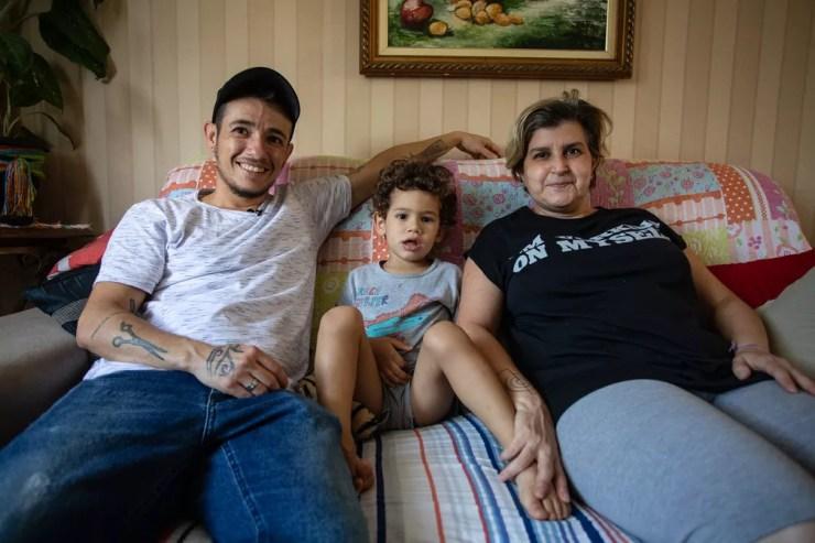 Cristiano e Cynthia, casados há 18 anos, posam em casa com o pequeno Miguel, de 2 anos — Foto: Fábio Tito/G1