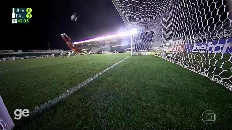 Aos 41 min do 2º tempo - gol de fora da área de Breno Lopes do Palmeiras contra o Juventude